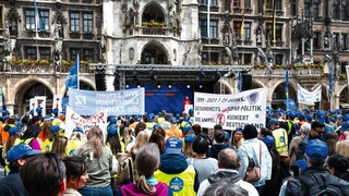 Kundgebung auf dem Protest der bayerischen Zahnärzte am 12. Juni 2024 in München.