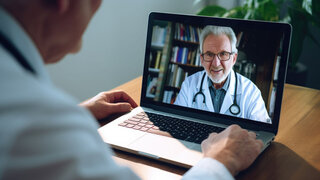 Arzt berät Patient in Videosprechstunde
