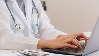 Arzt am Laptop