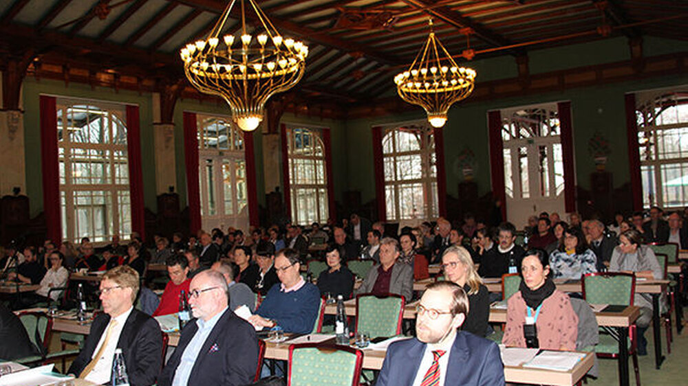 Die Fortbildung wurde gemeinsam von der Zahnärztekammer Sachsen-Anhalt mit der Gesellschaft für Zahn-, Mund- und Kieferheilkunde an der Martin-Luther-Universität Halle-Wittenberg organisiert.