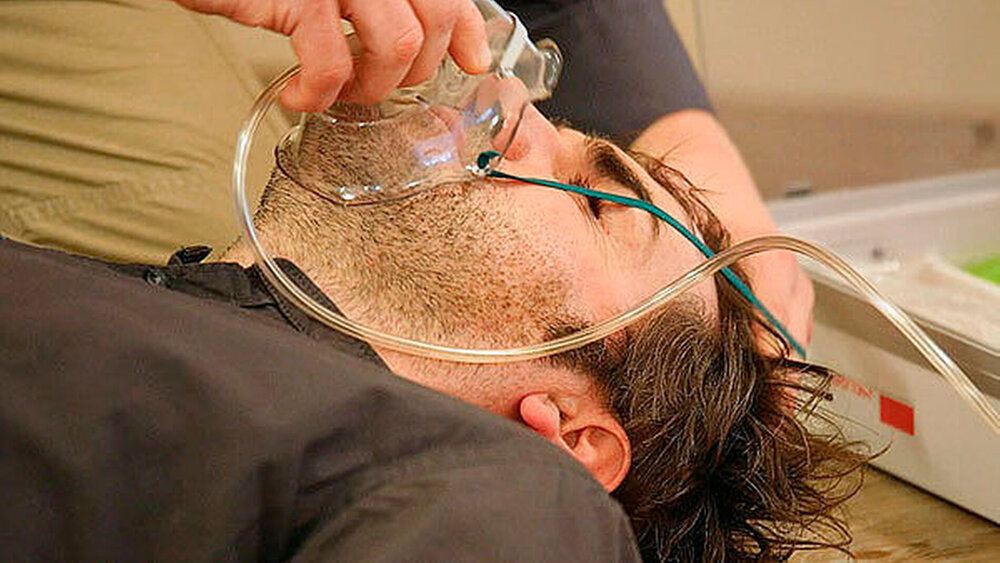 Kapitel 1: unklare Bewusstlosigkeit: Hier wird ein bewusstloser Patient beatmet. Der Notfallkoffer sollte eine Sauerstoffflasche und eine Beatmungsmaske enthalten. Vor dem Anlegen der Maske muss der Mundraum unbedingt nach Verlegen durch die Zunge oder Fremdkörper inspiziert werden, rät Dr. Cornelius Pahl. |