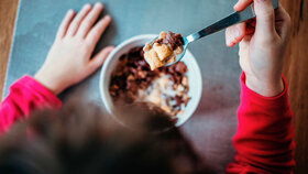 Kind mit Müsli