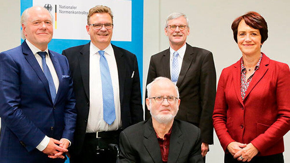 Der Nationale Normenkontrollrat stellte in Berlin vor der Presse eine Zwischenbilanz des Projekts „Mehr Zeit für Behandlung“ vor: (v.l.n.r) Dr. Ralf Hausweiler, Prof. Dr. Christoph Benz, Wolf-Michael Catenhusen, Dr. Thomas Kriedel, Dr. Doris Pfeiffer