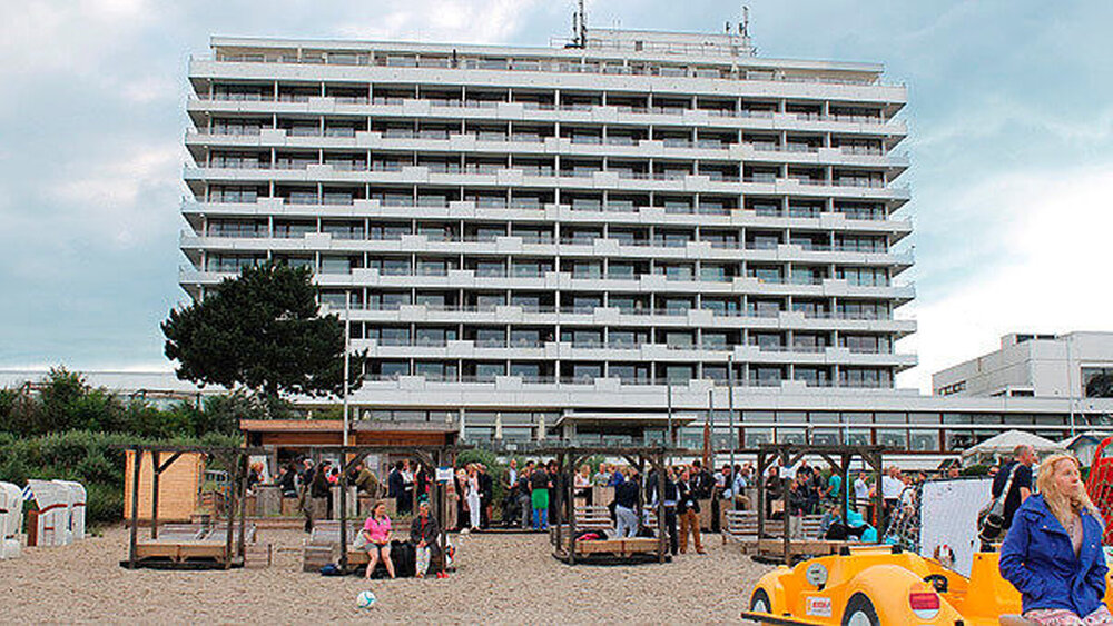 Mit Blick auf die Ostsee: Der Timmendorfer Strand ist bereits zum siebten Mal Tagungsort für den Fortbildungskongress – los ging es damals mit 200 Teilnehmern. |