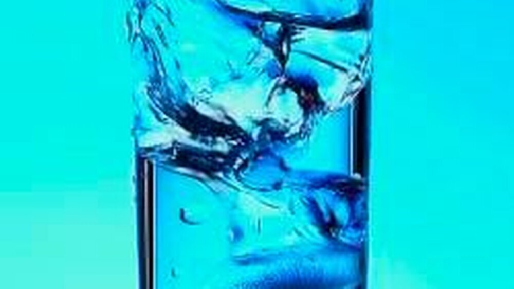 Optimist oder Pessimist? Egal, ob das Glas halb voll oder halb leer ist: Wenn es für die bekannte optimistische Sichtweise nicht reicht, dann kann auch schon mal aktives Schütteln zum subjektiven Wohlbefinden verhelfen.