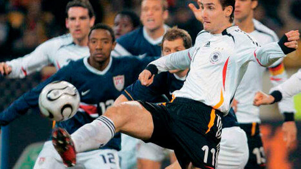 Ball total. Findet er unterdem Fuß von Hoffnungs-träger Miroslav Klose denWeg ins Tor?
