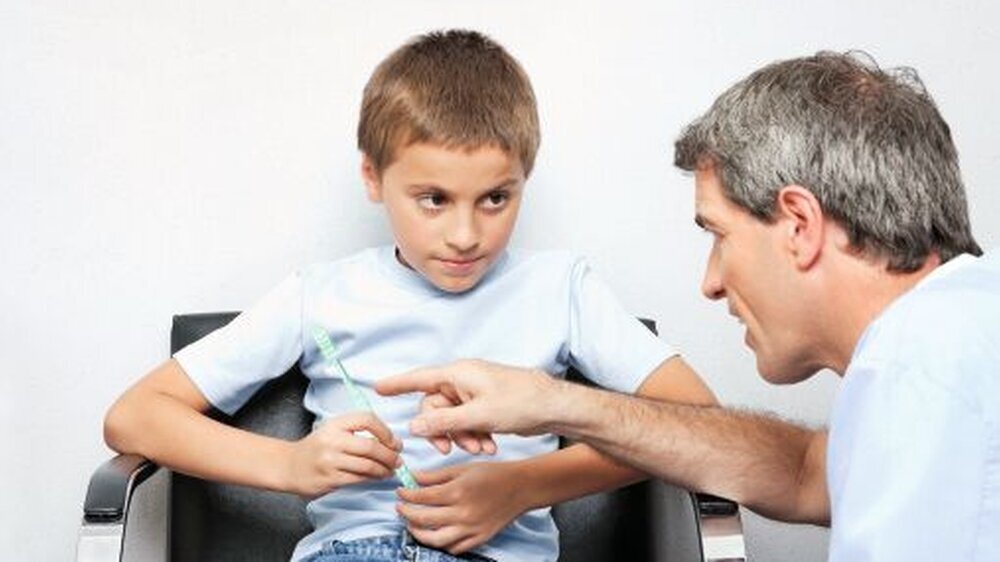 Der Umgang im modernen Praxisalltag fordert ein Gut ein, das durch Vorgaben des deutschen Gesundheitssystems zunehmend verdrängt wird: Zeit für das Gespräch mit den Patienten.\r\n