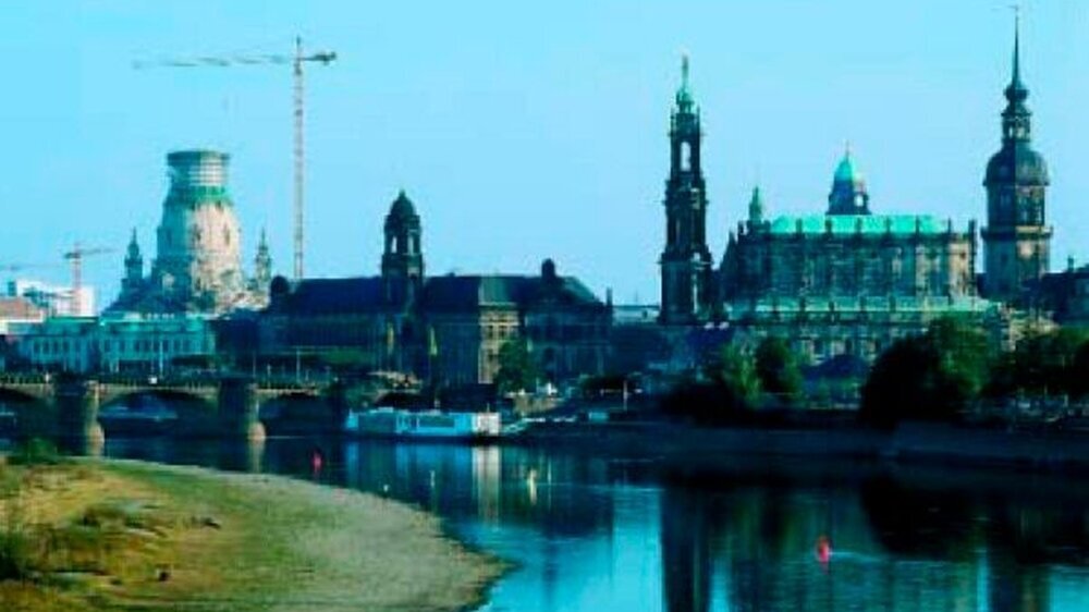 Blick über die Elbe auf die Stadtsilhouette