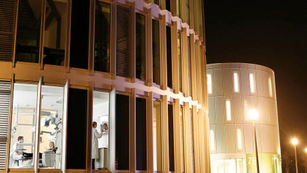 Die Universität Witten/Herdecke (UW/H) wurde 1983 gegründet. Damit ist sie die älteste, staatlich anerkannte private Universität Deutschlands. |