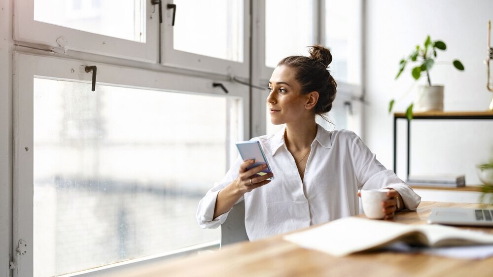 Frau am Smartphone Frau am Smartphone DiGA