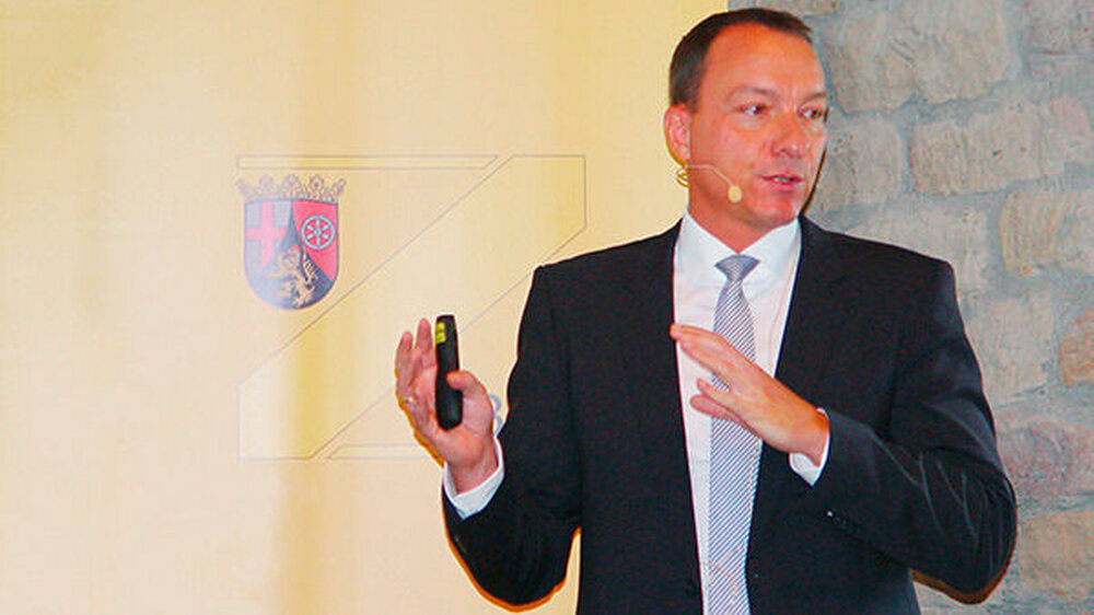 Möglichkeiten und Grenzen der konservierenden Therapie lotete Prof. Dr. Roland Frankenberger, Direktor der Abteilung für Zahnerhaltungskunde an der Marburger Philipps-Universität, aus. Dabei plädierte er dafür, beschädigte Restaurationen, sofern med