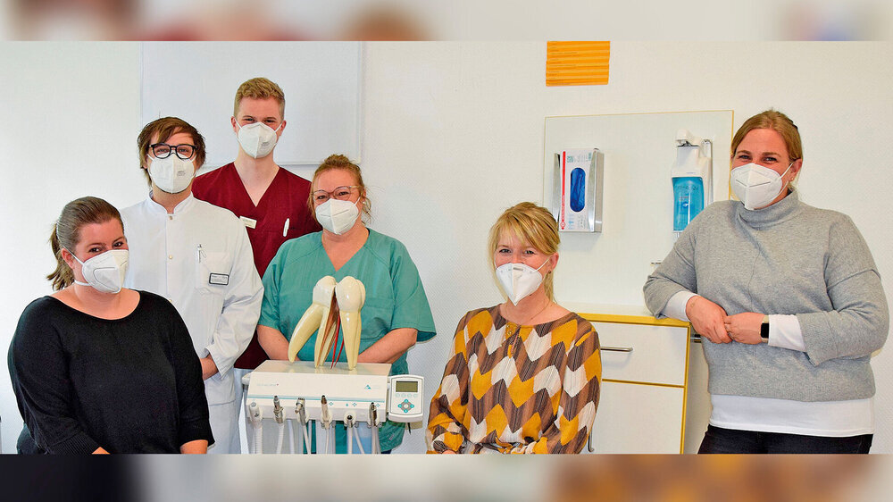 Die Preisträgerinnen und Preisträger der Ev. Stiftung Volmarstein in der Außenstelle der zahnmedizinischen Hochschulambulanz in der Stifung Volmarstein freuen sich mit Mitarbeitern und Mitarbeiterinnen der Abteilung für Behindertenorientierte Zahnmedi