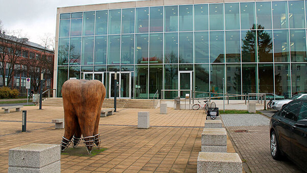Neue Schwerpunktsetzungen und Denominationen: Hinter den Kulissen wird der Fachbereich Zahnmedizin an der Universität Greifswald offenbar neu ausgerichtet. Ob zum Wohl der Studierenden ist strittig. |