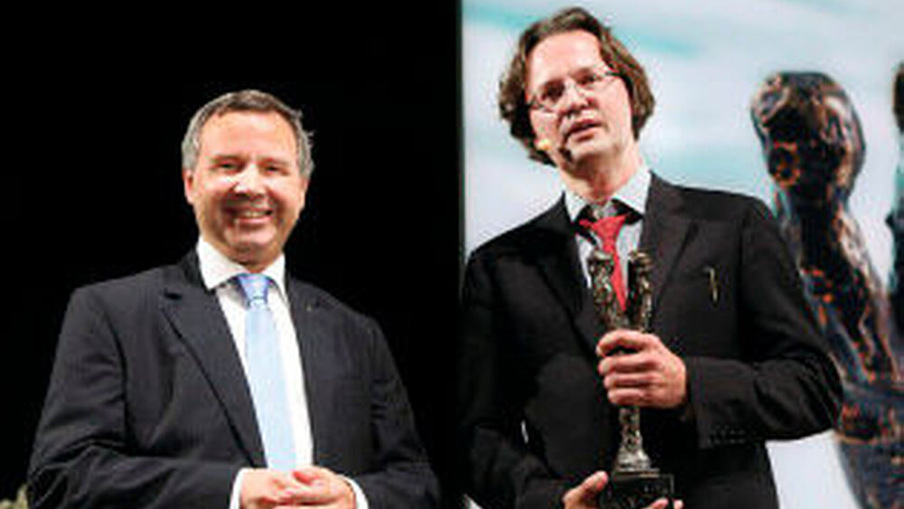 Der Direktor der Akademie, Prof. Dr. Winfried Walther (l.) überreichte Prof. Bernhard Pörksen die Skulptur zur Vortragsreihe „Mund auf“. |