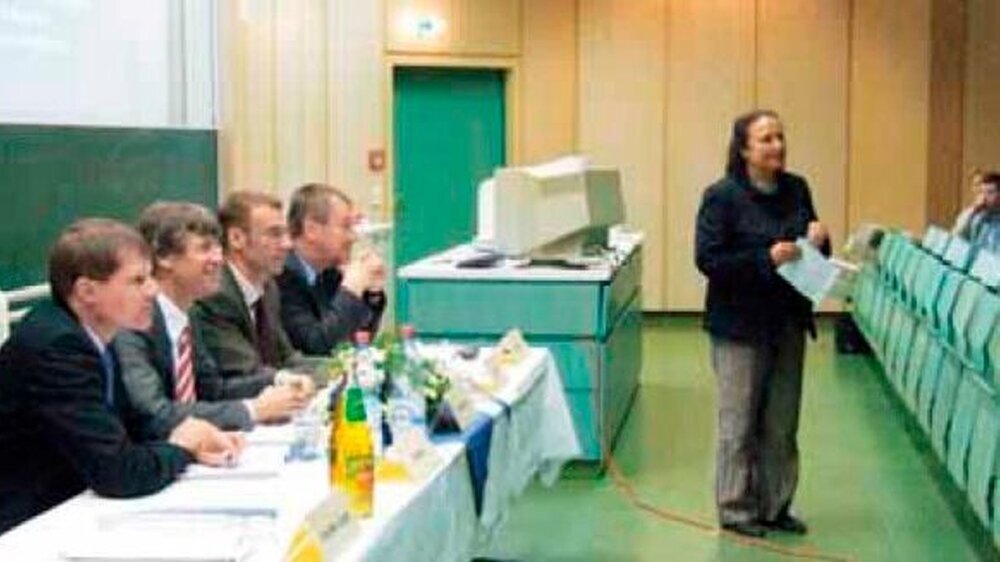 Dr. Martina Pötschke-Langer bei ihrem Vortrag. Auf dem Podium: Prof. Dr. Peter Eickholz, Dr. Dietmar Oesterreich, Dr. Sebastian Ziller (BZÄK) und Dr. Lothar Bergholz (v.l.n.r.)