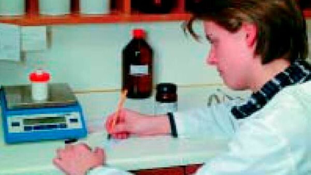 Ein Apotheker, der eine Rezeptur mit bedenklichen Wirkstoffen ausliefert, macht sich möglicherweise strafbar.