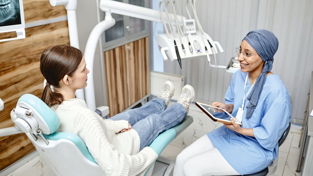 ZFA mit Kopftuch im Gespräch mit einer Patientin