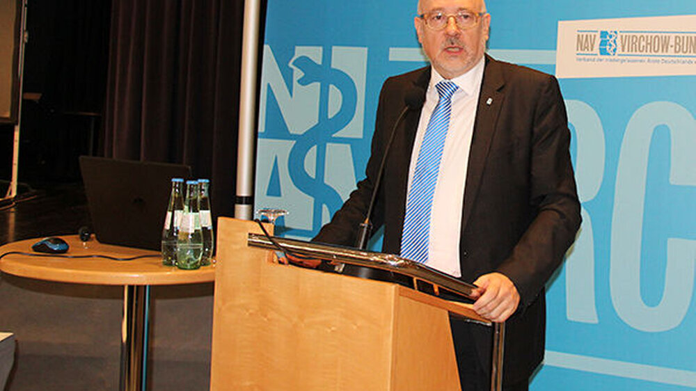 „Warum steht die zahnärztliche Versorgung so gut da?“, fragte der NAV-Bundesvorsitzende Dr. Dirk Heinrich. Seine Antwort: Zahnärzte arbeiten unter attraktiveren Rahmenbedingungen als die Ärzteschaft. Es gebe keinen Zahnärztemangel, keine Bedarfspl