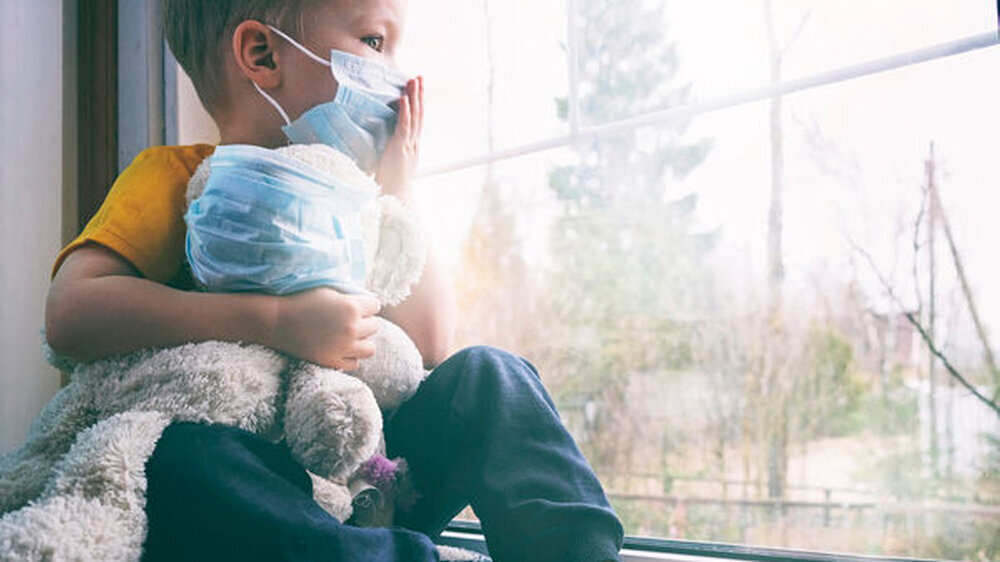 Oft stellt sich erst im Nachhinein heraus, dass Kinder COVID-19 hatten. Sie können unter den typischen Spätfolgen wie einer starken Erschöpfung aber genauso leiden wie Erwachsene.
