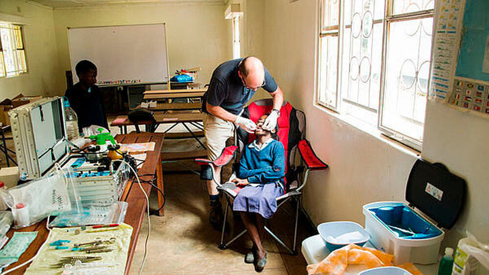 Ein Kollege stellte Gnauert über die KZV Berlin eine mobile Einheit zur Verfügung. Die Behandlungen fanden auf einem Campingstuhl im Education Center statt. |