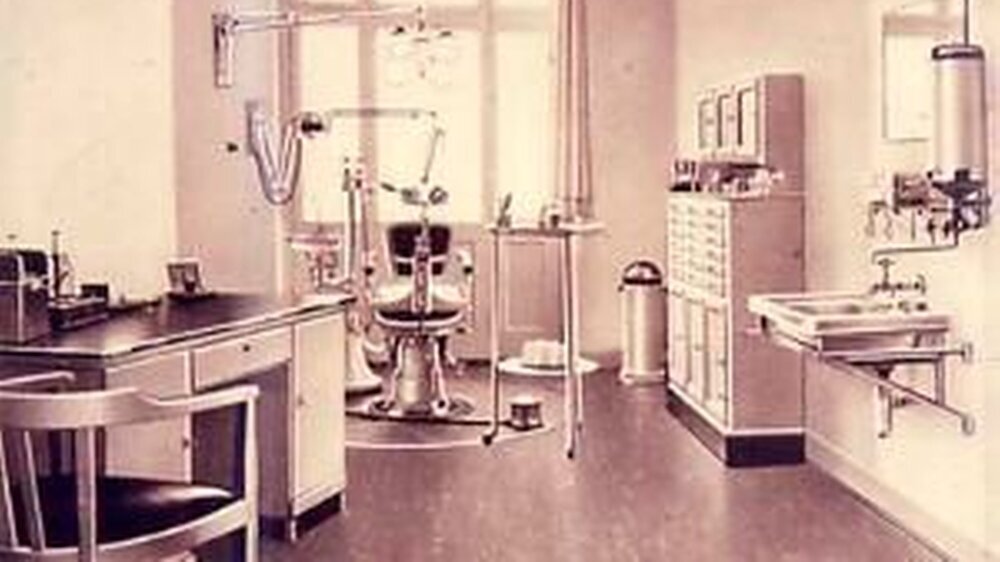 So oder ähnlich dürften zahnärztliche Praxen in den 50er Jahren ausgesehen haben, als das Zahnheilkundegesetz entstand und die Zahnheilkunde reformierte.