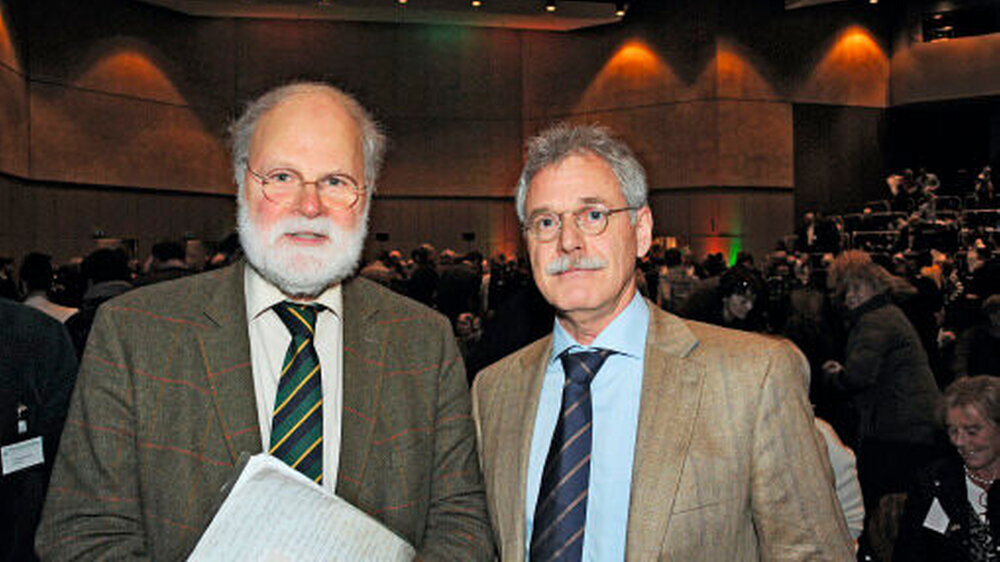 Festredner Dr. Manfred Lütz (l.) begeisterte Kammerpräsident Dr. Klaus Bartling und das Publikum der Fortbildungstage in Gütersloh gleichermaßen.