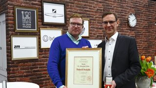 Ehrung auf der IDS: Dr. Ziller erhält Preis für „außerordentliche Arbeit“ im Präventionsbereich