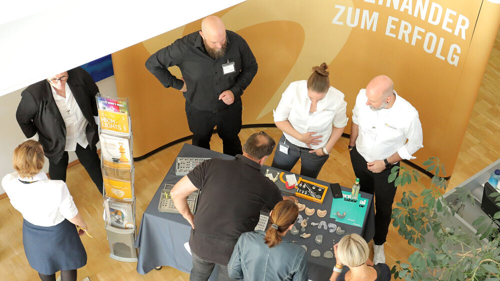 „Miteinander zum Erfolg“: Der persönliche und fachliche Austausch zwischen den BEGO-Experten und Kunden zählte mit zu den Highlights am Tag der offenen Tür.