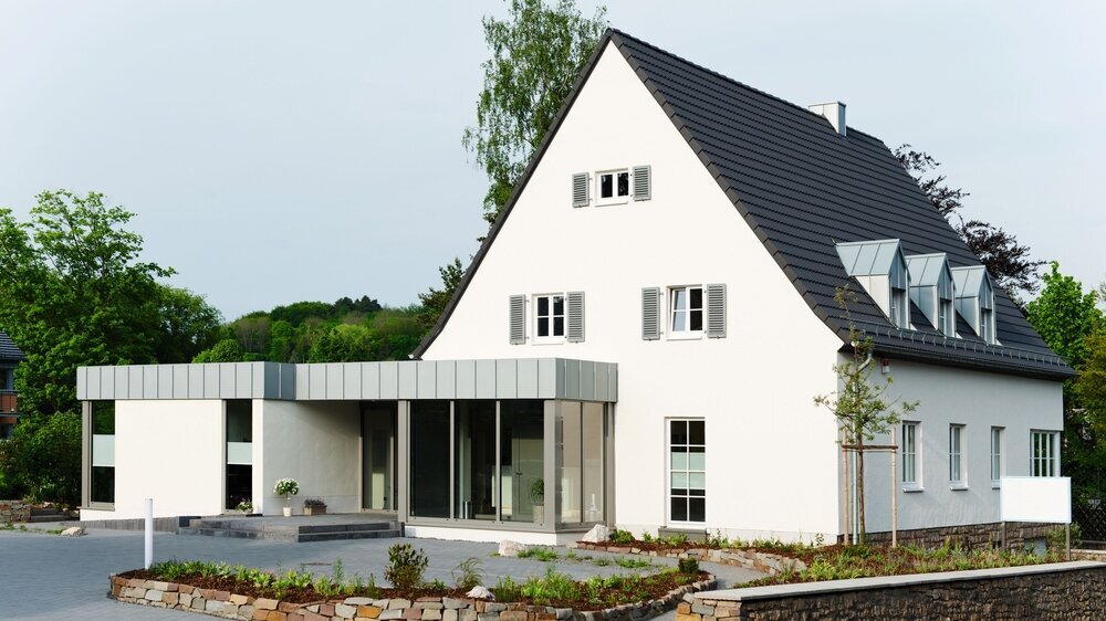 Arzthaus mit modernem Anbau. Arzthaus mit modernem Anbau.