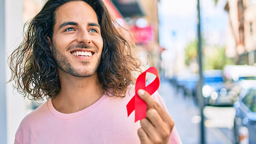 HIV-Infektionen äußern sich nicht selten auch durch orale Manifestationen. Für Zahnmediziner ist es deshalb wichtig, die oralen Läsionen zu kennen, die sich als Frühzeichen einer HIV-Infektion zeigen können.