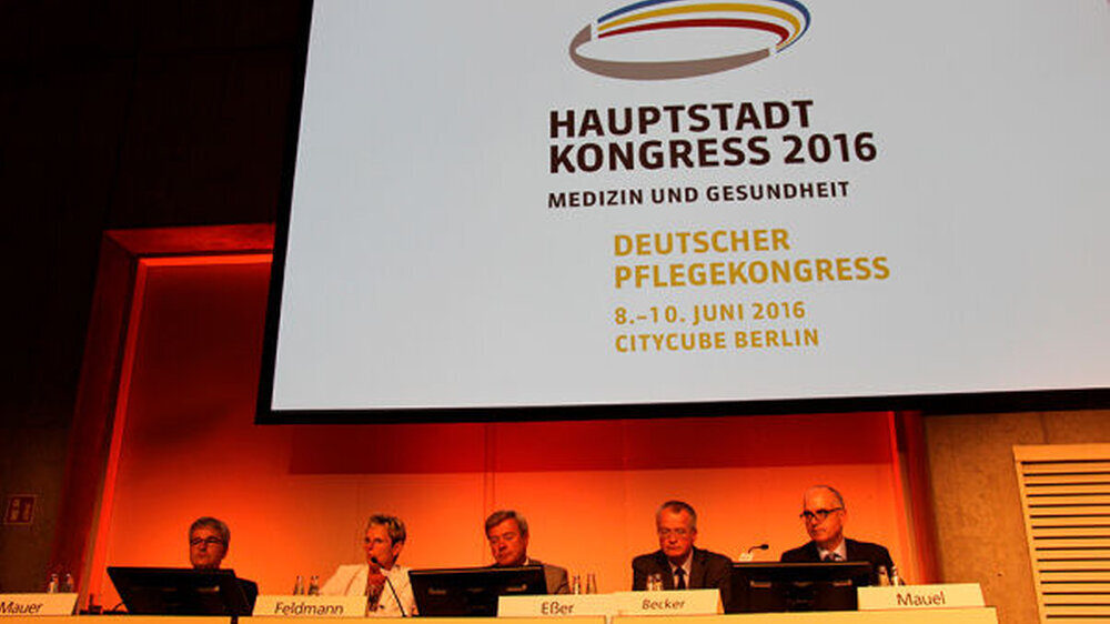 "Die Vertragszahnärzteschaft setzt alles daran, die durch den demografischen Wandel bedingten Herausforderungen zu bewältigen", betonte der KZBV-Vorsitzende Dr. Wolfgang Eßer. "Unser Ziel ist, auch für Pflegebedürftige die vertragszahnärztliche Ver