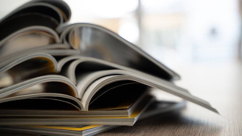 Stapel Zeitungen und Magazine