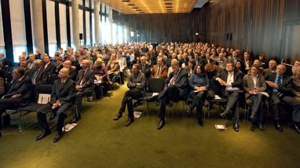 Kammerpräsident Prof. Dr. Wolfgang Sprekels (re.) und BZÄK-VizepräsidentDr. Dietmar Oesterreichbei der Eröffnung des Hamburger Zahnärztetages.