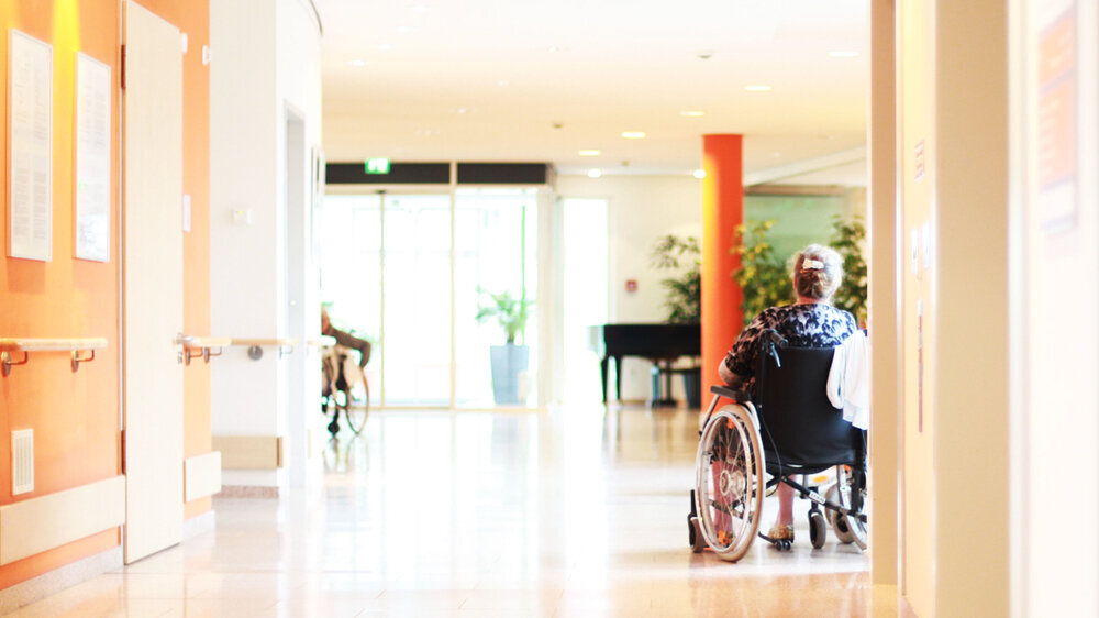 Rollstuhl im Pflegeheim Rollstuhl im Pflegeheim
