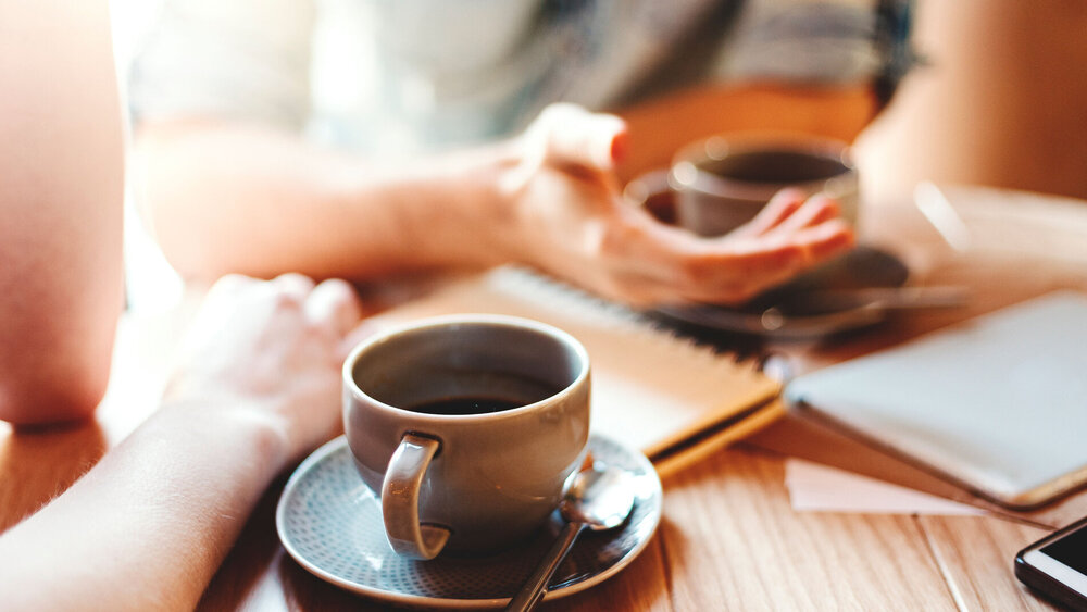 Zwei Personen beim Kaffeetrinken
