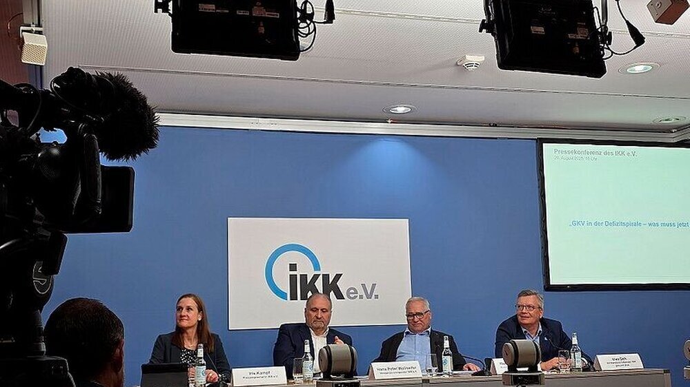 v.l.: Iris Kampf, Pressesprecherin IKK e.V.; Hans Peter Wollseifer, Vorstandsvorsitzender IKK e.V.; Hans-Jürgen Müller, Vorstandsvorsitzender IKK e.V.; Uwe Deh, Vorstandsvorsitzender IKK gesund plus IKK e.V.