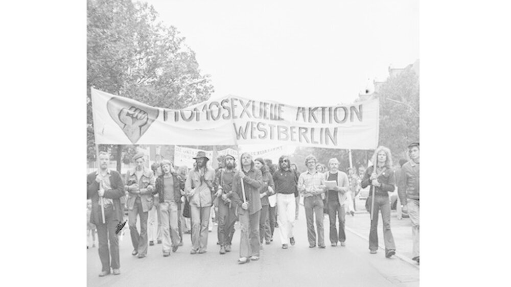Pfingstdemonstration Berlin, 1973\r\nFoto: Rüdiger Trautsch\r\n© Schwules Museum*, Berlin (Dauerleihgabe des Fotografen)