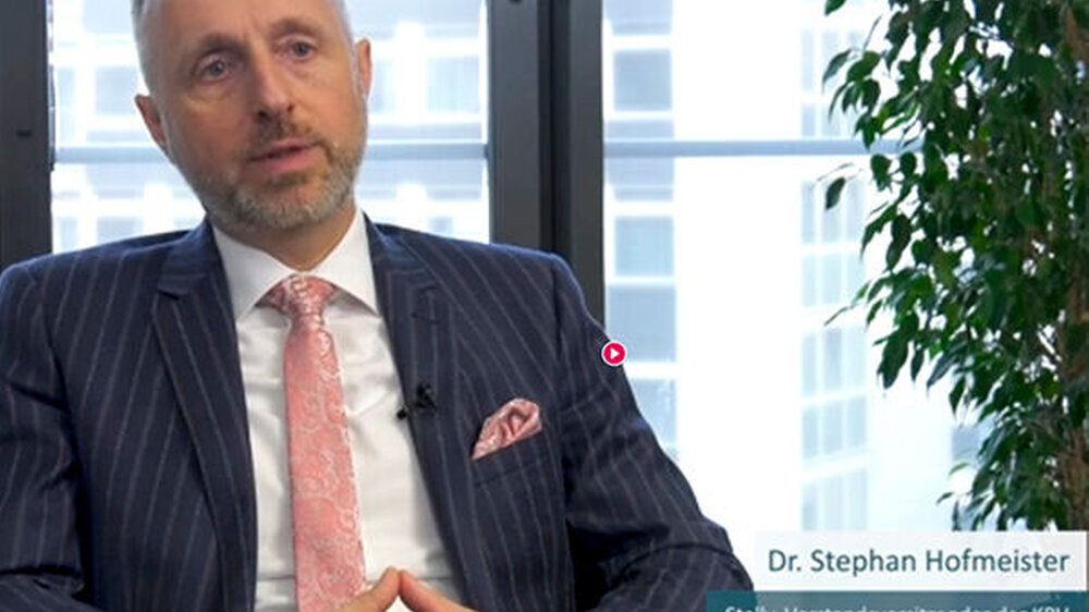 "Wir gehen fest davon aus, dass eine Impfung großer Teile der Bevölkerung überhaupt nur möglich ist, wenn die Vertragsärzte und Vertragsärztinnen impfen", betonte KBV-Vize Dr. Stephan Hofmeister. "Impfen ist Arztsache - insbesondere bei einem neuen