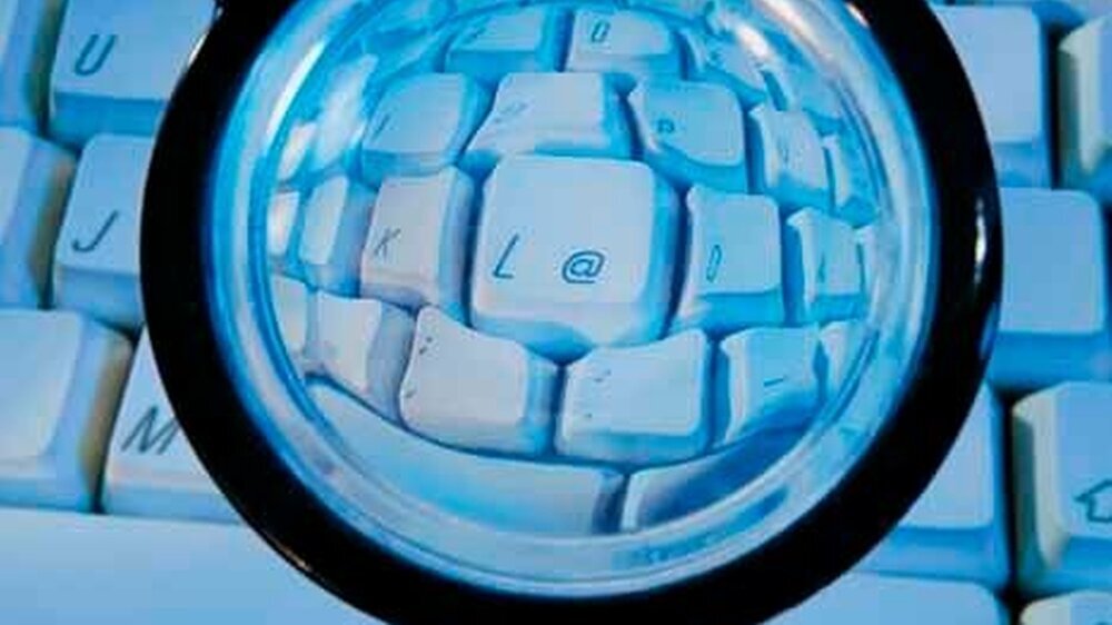 Wenn es nach Merkel und Schäuble geht, darf Vater Staat künftig unsere privaten E-Mails\r\nchecken. Schnüffelei im Namen der Sicherheit – legitim oder bedenklich?