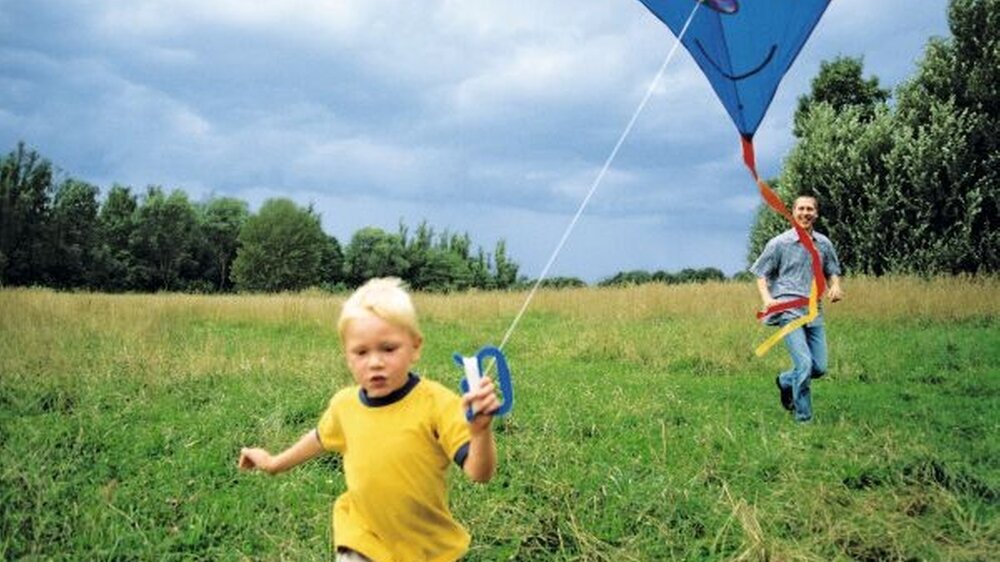 Spielen im Herbstwind ist eine tolle Sache – leider bleibt das nicht immer ohne Folgen, denn, wenn Herbstmilben zubeißen, beginnt Stunden später ein unangenehmer Juckreiz.