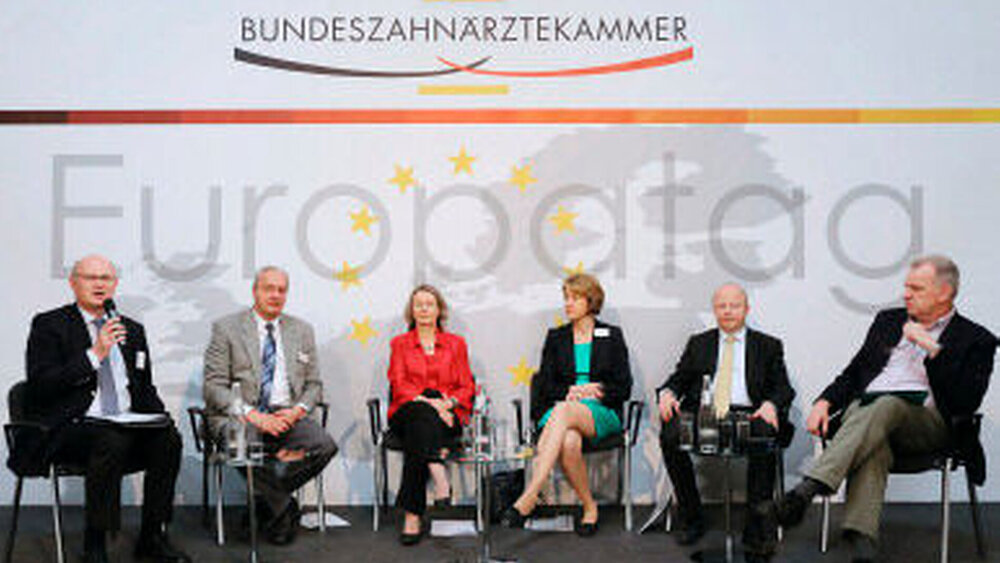 Diskutierten unter der Moderation von Thomas Grünert (l.) ihre Positionen zur Wahl: Dr. Harald Terpe, Evelyne Gebhardt, Dr. Anja Weisgerber, Michael Theurer und Harald Weinberg (v.l.n.r.) |