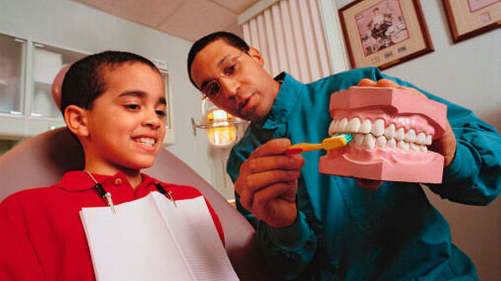 Dentaltherapisten sollen in manchen Regionen der USA den Mangel an Zahnärzten auffangen. Doch solche Modelle stoßen bei manchen Fachleuten auf Kritik, denn die klare Trennung von Delegation und Substitution wird dadurch aufgeweicht.