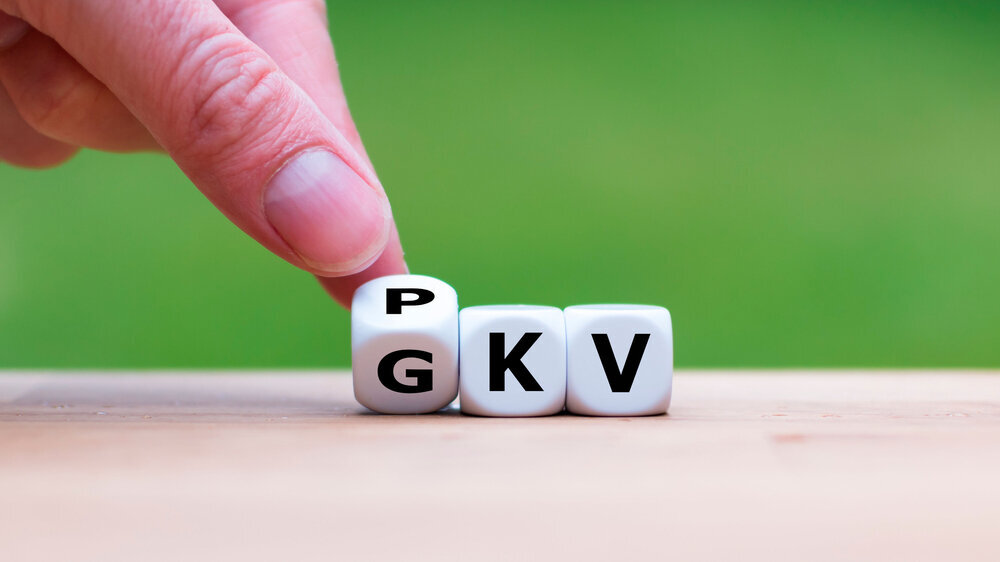 Würfel symbolisieren den Wechsel von der gesetzlichen Krankenkasse zur privaten Krankenkasse