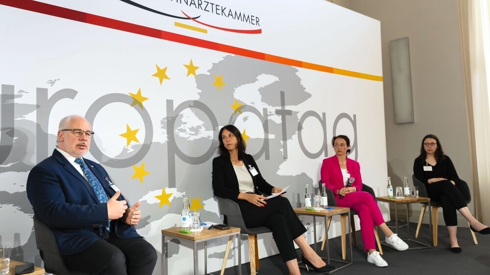 Europatag BZÄK 2023 Paneldiskussion II In einer zweiten Paneldiskussion ging es um Erwartungen der Gesundheitsberufe und Patienten an den EHDS. BZÄK-Vizepräsidentin Dr. Romy Ermler (2.v.r.) machte die Perspektive aus der Zahnarztpraxis deutlich. Sie sprach sich generell für eine Opt-out-Lösung bei der elektronischen Patientenakte (ePA) aus, dies könne zu einer vermehrten Akzeptanz und zu mehr Nutzen führen. Nützlich für den Patienten wie Zahnarzt seien auch die Speicherung von Notfalldaten und dem Medikationsplan. Wegen der hohen Sensibilität von Gesundheitsdaten sollten diese jedoch nur strukturiert und gemeinwohlorientiert der Forschung zukommen. Dr. Georg Kippels (l.), MdB, Obmann der CDU/CSU-Bundestagsfraktion im Bundestags-Gesundheitsausschuss, plädierte für einen Mentalitätswechsel in Deutschland. „Es kommt eine positive Welle aus Brüssel auf uns zu, kein Tsunami“, erklärte er. Patienten müssten aber aufgeklärt werden über das, was auf sie zukomme. Laura Nelde (r.), Senior Consultant im Start-Up unternehmen Flying Health GmbH, hob vor allem die Nutzbarkeit digitaler Anwendungen wie der ePA hervor. Es gehe um das Vertrauen der Bürger.