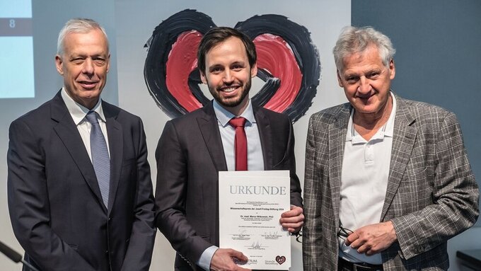 Preisträger Dr. Marco Witkowski (Mitte), Deutsches Herzzentrum der Charité, Prof. Dr. Thomas Voigtländer, Vorsitzender der Deutschen Herzstiftung (l.), Prof. Dr. Armin Welz (r.), Deutsche Stiftung für Herzforschung.