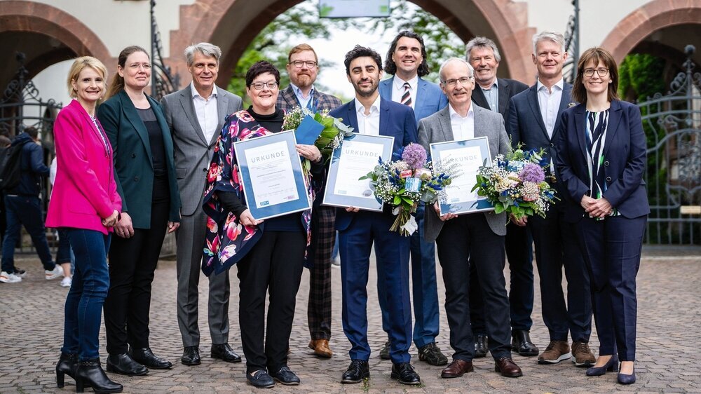 v.l.: Janina Werner (Wrigley Oral Healthcare Program, Unterhaching), Prof. Dr. Nadine Schlüter (Jury, Hannover), Prof. Dr. Thomas Attin (Jury, Zürich), Prof. Dr. Dr. Bettina Pfleiderer (1. Preis „Praxis & Gesellschaft“, Münster), Dr. Christian Rath (Jury, Darmstadt), Dr. Basel Kharbot (Hauptpreis „Wissenschaft“, Berlin), Prof. Dr. Hendrik Meyer-Lückel (Jury, Bern), Dr. Guido Elsäßer (2. Preis „Praxis & Gesell-schaft“, Kernen), Prof. Dr. Joachim Klimek (Jury, Gießen), Prof. Dr. Rainer Haak (Jury, Leipzig), Prof. Dr. Annette Wiegand (Jury, Göttingen)