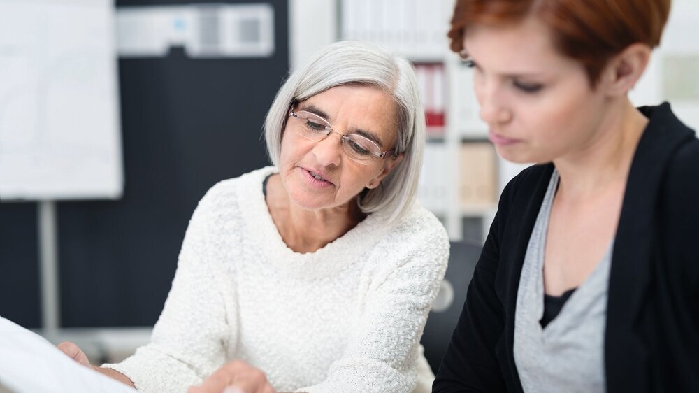 Ältere Mitarbeiterin Chefin Ausbildung Wissenstransfer Ältere Mitarbeiterin Chefin Ausbildung Wissenstransfer
