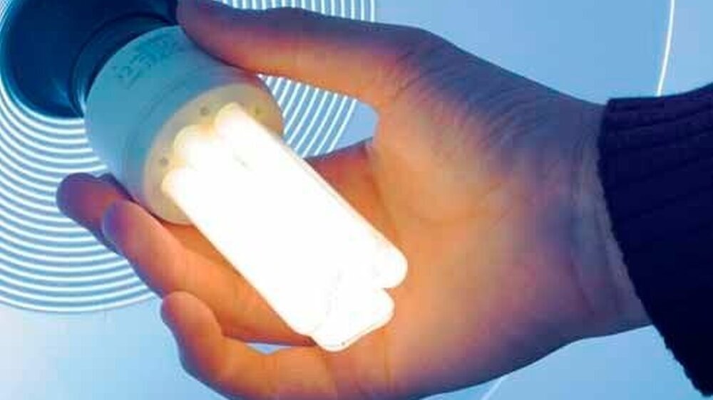 Praxisinhabern, denen ein Licht aufgeht, können über 900 Euro jährlich sparen, wenn sie auf Energiesparlampen umsteigen.