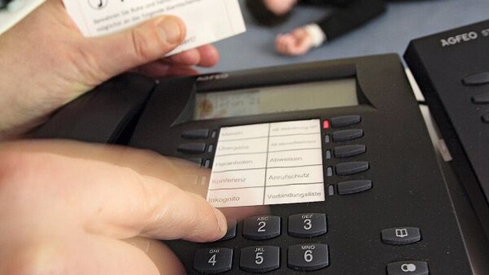 Patient kippt um, was tun? Mit geschultem Blick lässt sich ein Apoplex vermuten, was bereits eine wichtige Information für den Rettungsdienst ist. |