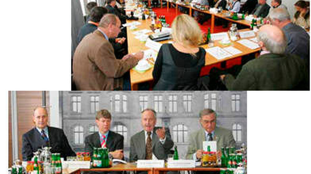 Dr. Christian Bolstorff, Dr. Dr. Jürgen Weitkamp, Dr. Dietmar Oesterreich und Dr. Walther Dieckhoff, Kammerpräsidnet Westfalen-Lippe (v.r.n.l.), auf der Koordinierungskonferenz Hilfsaktionen.